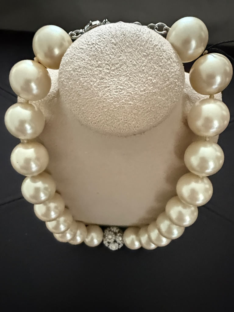 Pearl Statement Necklace With Sparkling Clasp In Cream